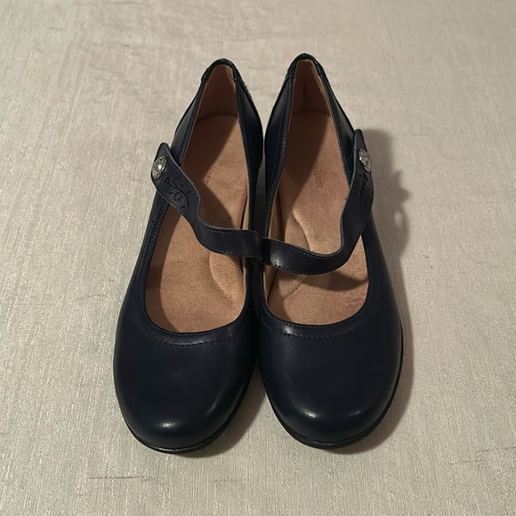 Naturalizer Rounded Toe Strap Heeled Flats - Picture 1 of 6